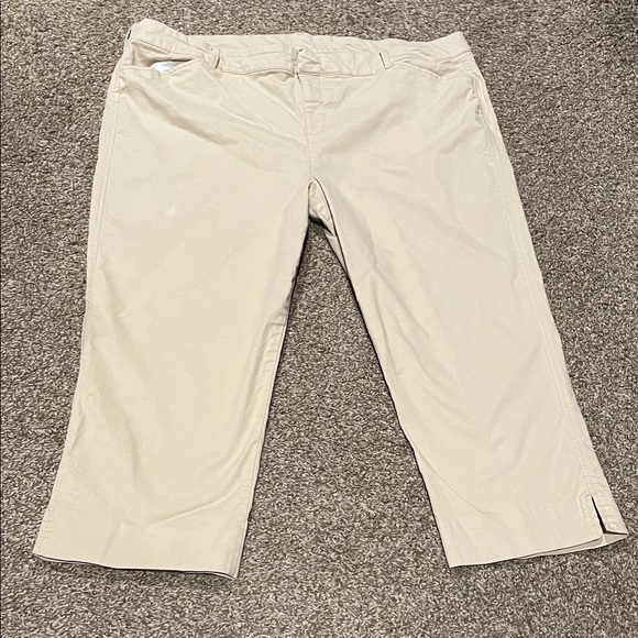 Khakis Capri or 7/8 - Picture 1 of 3